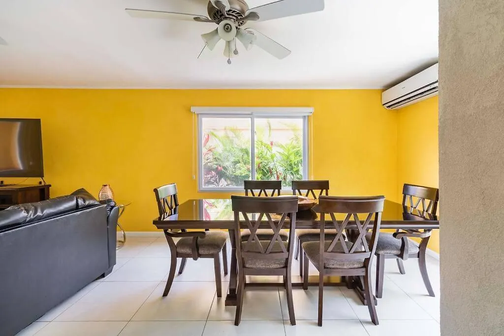 Two Bedroom Suite-Beach Restaurants Shop Nightlife 몬테고 베이 아파트